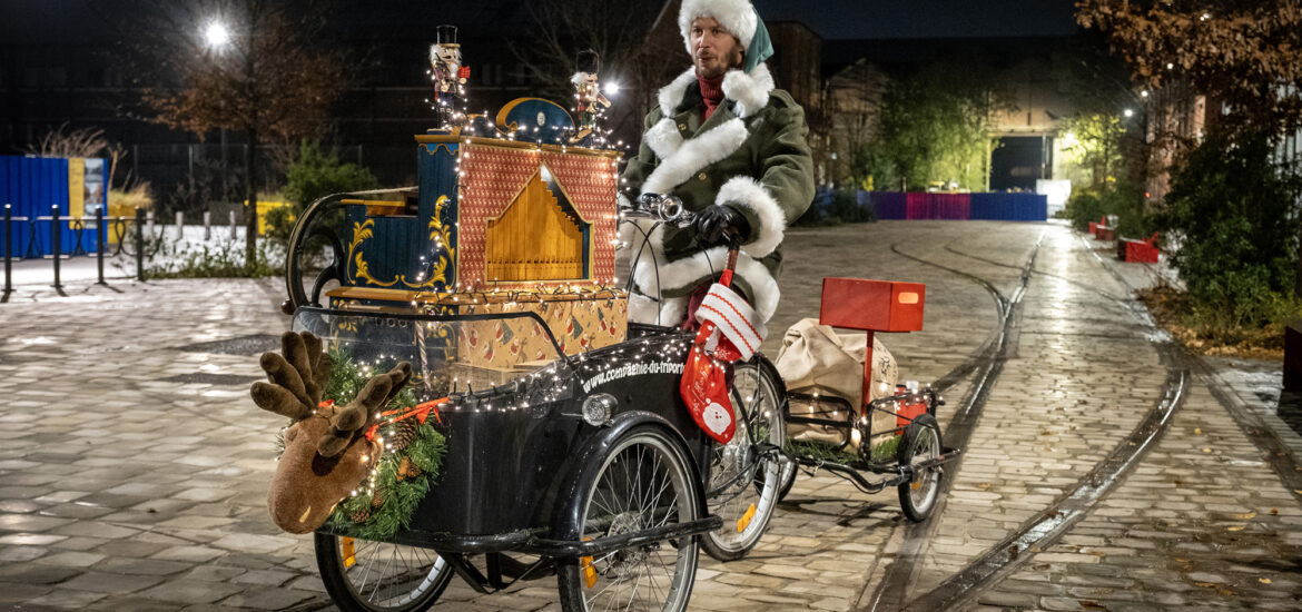 Noël chante Noël sur son triporteur en paysage