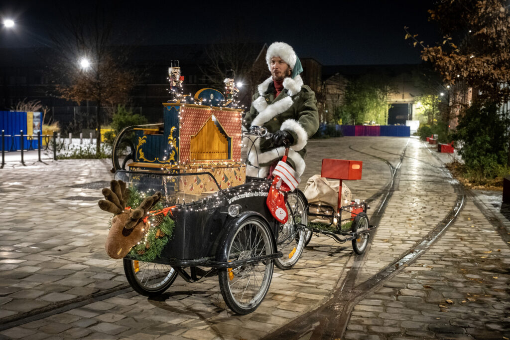 Noël chante Noël sur son triporteur en paysage